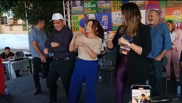 Convidado por militante, Cameli dança "Desenrola, bate, joga de ladinho" na sede do PDT